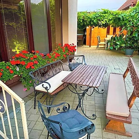 Feszek Fogado - Nest Bed and Breakfast